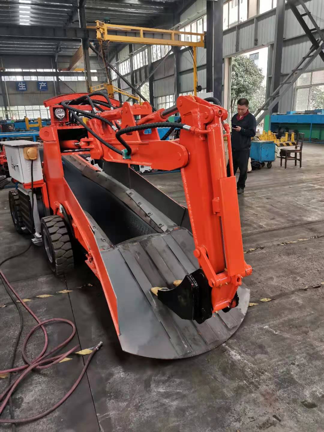 扒渣機的液壓油什么時候該怎樣更換？